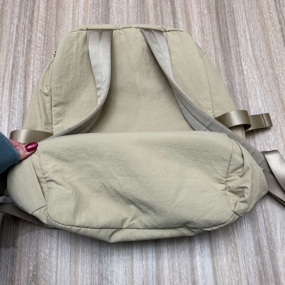 Lululemon New Crew Backpack in Color Trench 22L - Picture 5 of 16